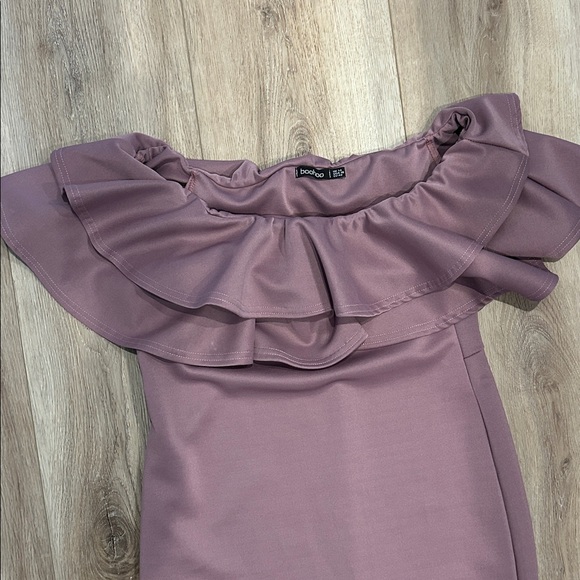 Boohoo Off-Shoulder Ruffle Midi Dress in Mauve - Picture 3 of 5